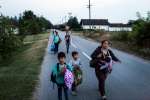 À Horgos, en Serbie, une mère et ses trois enfants marchent le long d'une route en direction d'une ligne de chemin de fer qui les amènera en Hongrie. 