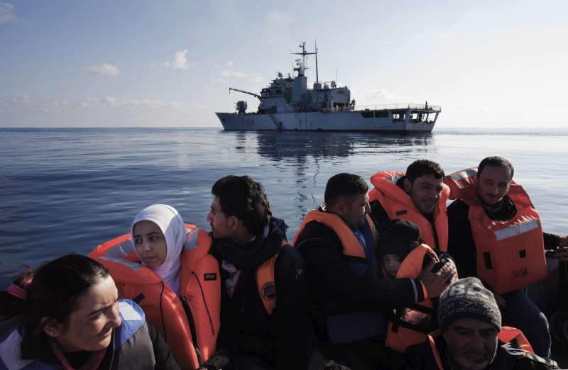 لاجئون سوريون تم إنقاذهم من الغرق في البحر المتوسط على أيدي طاقم السفينة الإيطالية غريكال. وسيتم نقلهم إلى سفينة أكبر حيث يُقدم لهم الغذاء والعلاج الطبي اللازم قبل نقلهم إلى البر.