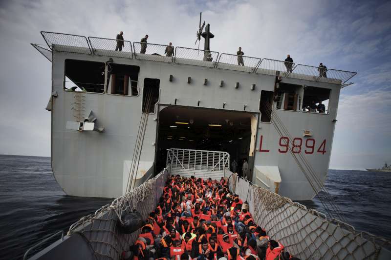 186 شخصاً من نيجيريا وباكستان ونيبال وإثيوبيا والسودان وماليزيا وسوريا يتم نقلهم أثناء إحدى عمليات الإنقاذ من غريكال إلى سان جوستو.