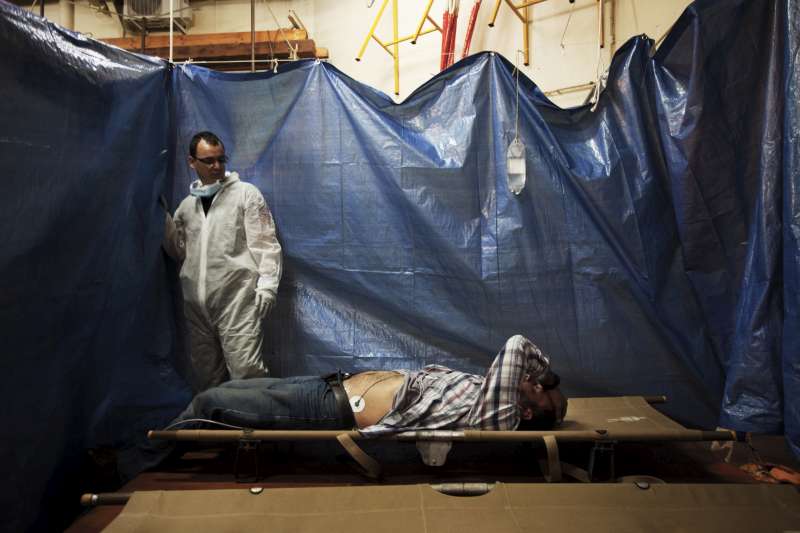  وافد جديد من اللاجئين ينتظر الحصول على المساعدات الطبية العاجلة في مساحة مؤقتة مخصصة لتلقي العلاج في منطقة الانتظار على متن السفينة سان جوستو.