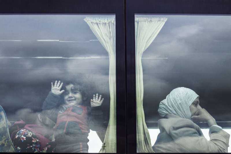 - لاجئون سوريون تم إنقاذهم ينقلون من ميناء أوغستا بصقلية جنوبي إيطاليا إلى أحد مراكز الاستقبال.