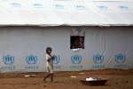 فتاة صغيرة في مخيم عبور كيمبسي في غرب جمهورية الكونغو الديمقراطية عشية رحلتها إلى أنغولا.
