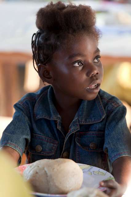 ندونا نسوكا، البالغة ثمانية أعوام، تستعد لتناول الغداء عشية مغادرتها إلى حياة جديدة في أنغولا، البلد التي فرّ والداها منه.