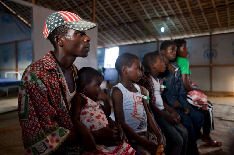 اللاجئ إدوارد وعائلته ينتظرون الفحص الطبي في مخيم عبور كيمبيسي، غرب جمهورية الكونغو الديمقراطية، قبل يوم من رحلتهم المنتظرة إلى أنغولا.