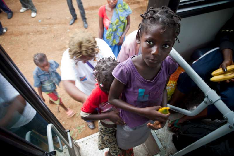 طفلا اللاجىء جوا، مافوتا وماتوندا، يستقلان الحافلة التي ستنقلهما إلى أنغولا.