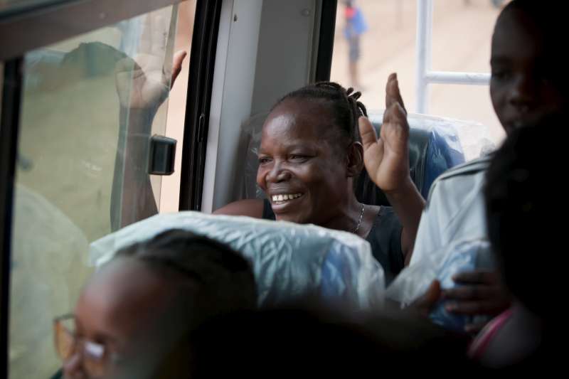 سيدة لاجئة تلقي الوداع أثناء مغادرة قافلتها لمخيم العبور في كيمبسي متجهة إلى أنغولا.