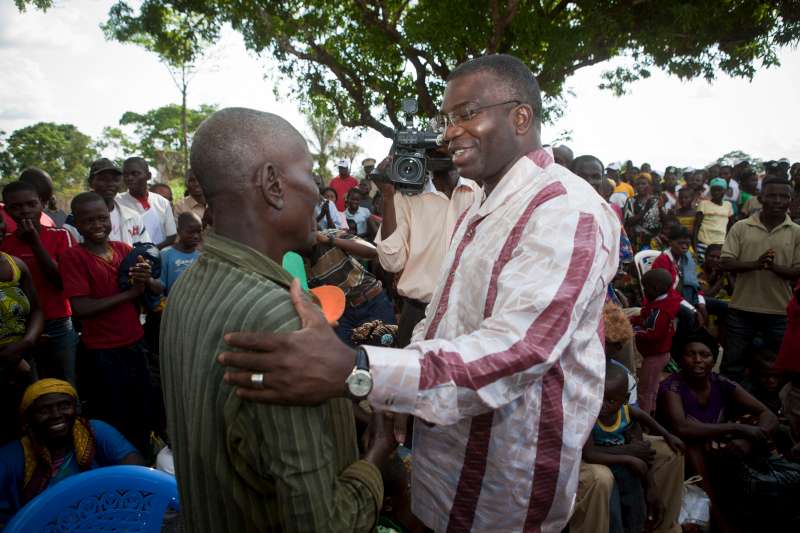 الوزير الأنغولي للمساعدات وإعادة الإدماج الإجتماعي جواو بابتيستا كوسوموا يرحب باللاجئين فور وصولوهم إلى مركز ماما روزا للعبور في مدينة لوفو.