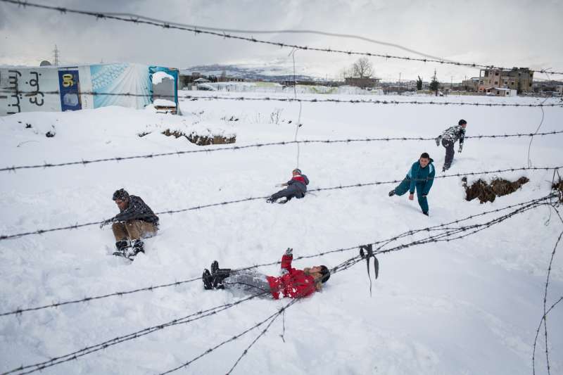 لاجئون سوريون صغار يستمتعون بما أتت به عواصف الشتاء من ثلوج في تجمع غير رسمي في سهل البقاع. بالنسبة إلى العديد من الأطفال السوريين المقيمين هنا، الثلج هو وسيلة للترفيه في ظل الضجر الذي يسيطر على حياة اللاجئين.