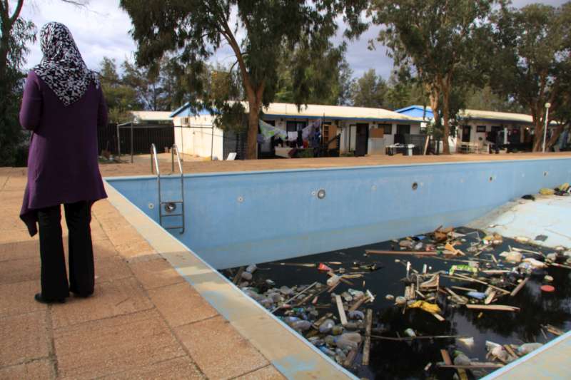 حوض السباحة هذا يُستخدم لتفريغ النفايات في مجمّع في بنغازي حيث يُستعمل لاستضافة أشخاص غير قادرين على العودة إلى منازلهم بسبب دمار الحرب.