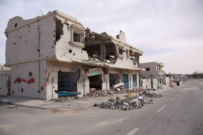 منزل مدمَّر بشدة في مدينة سرت، مسقط رأس الزعيم الليبي المخلوع معمر القذافي. العديد من الأشخاص لا يمكنهم العودة إلى المدينة حتى يُعاد بناء منازلهم أو تطهيرها من الذخائر غير المنفجرة.
