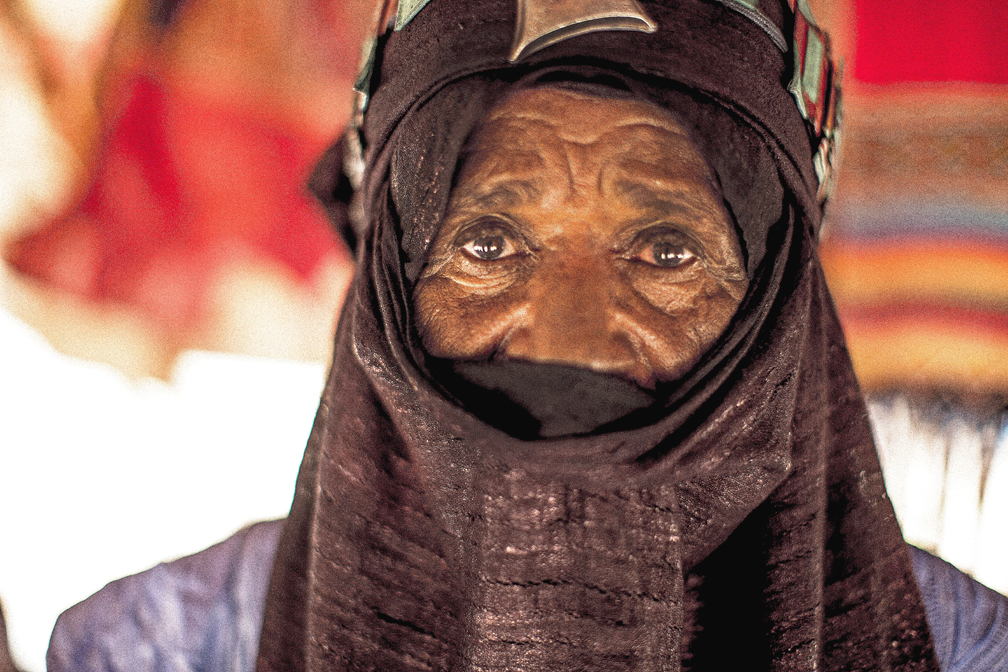 Tehardent legend Amano Ag Issa founded the cultural group Tartit in a refugee camp in Mauritania, and toured the world playing his music. © Jean-Marie Hosatte