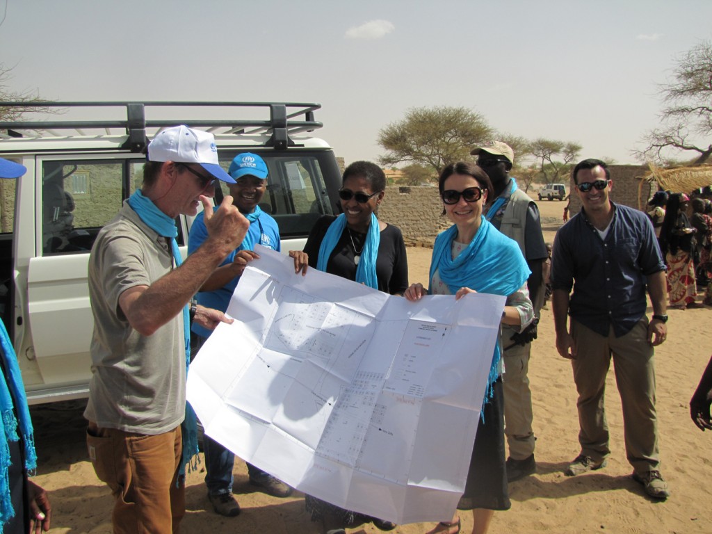 UNHCR Representative in Niger, Karl Steinacker, the US Ambassador in Niger and Deputy Assistant Secretary of State for BRPM, Catherine Wiesner, hold the map of urban housing project in Mainé- Soroa. UNHCR / Ibrahim Abdou