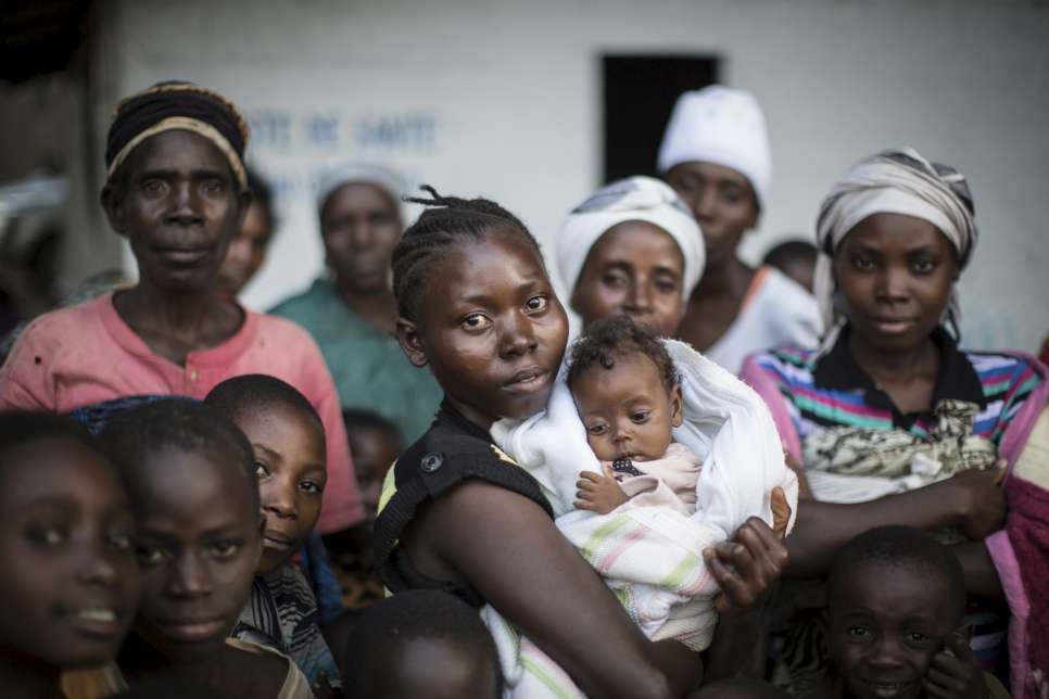 Democratic Republic of Congo / Burundian refugees /A woman with her child in Kavimvira transit centre run by UNHCR in Uvira, DRC's South Kivu Province. 700 vulnerable Burundian refugees are hosted in Kavimvira transit centre. The majority are women and children. More than 9000 Burundians refugees have crossed into the DRC over the past few weeks. The new arrivals are being hosted by local families, but the growing numbers are straining available support. UNHCR is helping some 700 vulnerable refugees at a transit centre at Kavimvira and in another centre at Sange. Work is ongoing to identify a site where all the refugees can be moved, and from where they can have access to facilities such as schools, health centers and with proper security. / UNHCR / Federico Scoppa / May 2015./ UNHCR / Federico Scoppa / May 2015