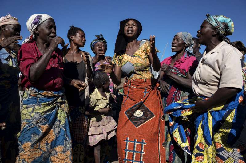 Étape 9 : Célébrer les nouveaux départs. Les femmes dansent et chantent à Lukwangulo, Province du Katanga, République démocratique du Congo. HCR/Brian Sokol