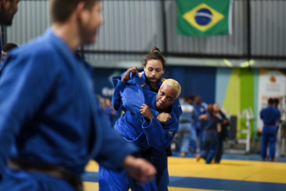 Yolande, de retour à l'entrainement, s'exerce avec une jeune Brésilienne férue de judo. 