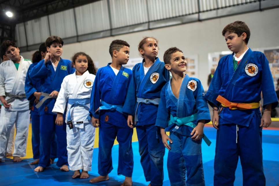 Les jeunes Brésiliens au centre d'entrainement de judo regardent avec admiration les athlètes olympiques Yolande et Popole. 