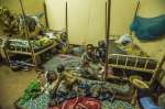 على الرغم من وجود 12 سريراً فقط في مركز التغذية في مستشفى باتوري، يُعالَج فيه أكثر من 100 طفل من الأطفال اللاجئين من جمهورية إفريقيا الوسطى والمصابين بسوء التغذية الحاد. الأمهات أيضاً يردن البقاء إلى جانب أطفالهن.