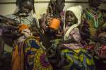 أطفال يعانون من سوء التغذية من جمهورية إفريقيا الوسطى مع أمهاتهم في مستشفى باتوري خلال جلسة غذائية. يعاني العديد من الأطفال الذين يعبرون الحدود إلى الكاميرون من سوء التغذية.