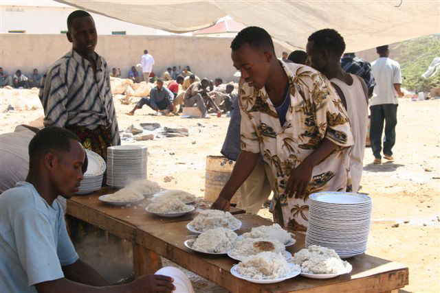 Dans les centres de ravitaillement de Bossasso, des Éthiopiens n'ayant plus les moyens ni de rentrer chez eux, ni de payer la traversée du golfe vers le Yémen, reçoivent deux repas par jour.