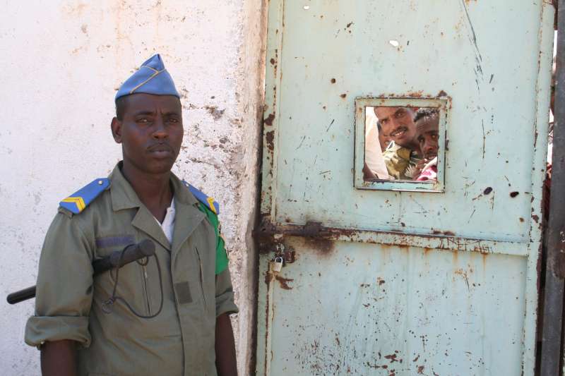 A l'entrée du centre de détention dans le port d'Obock. Auparavant une prison, c'est là que sont détenus des Somaliens et des Ethiopiens pris lors de leur entrée dans Djibouti avant leur transfert.