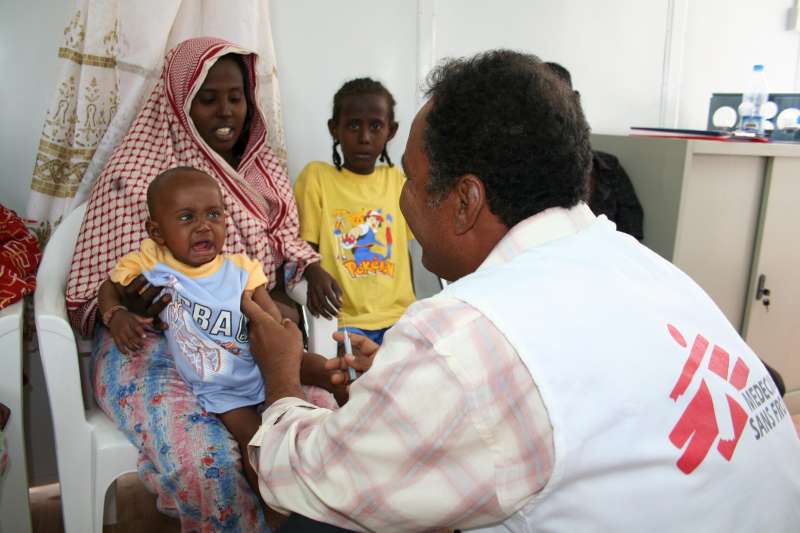 Après une traversée périlleuse dans le golfe d'Aden, les nouveaux arrivants sont examinés par un médecin, au centre d'accueil d'Ahwar au Yémen.