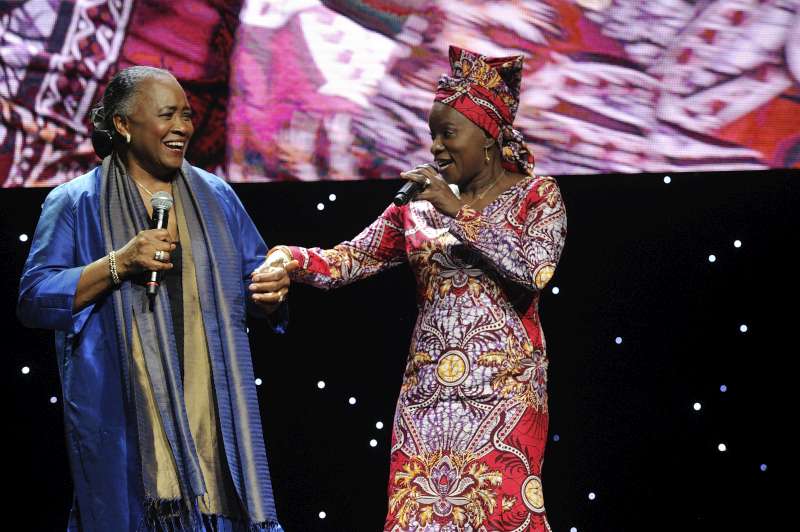 UNHCR Goodwill Ambassador Barbara Hendricks and UNICEF Goodwill Ambassador Angelique Kidjo perform a duet. 