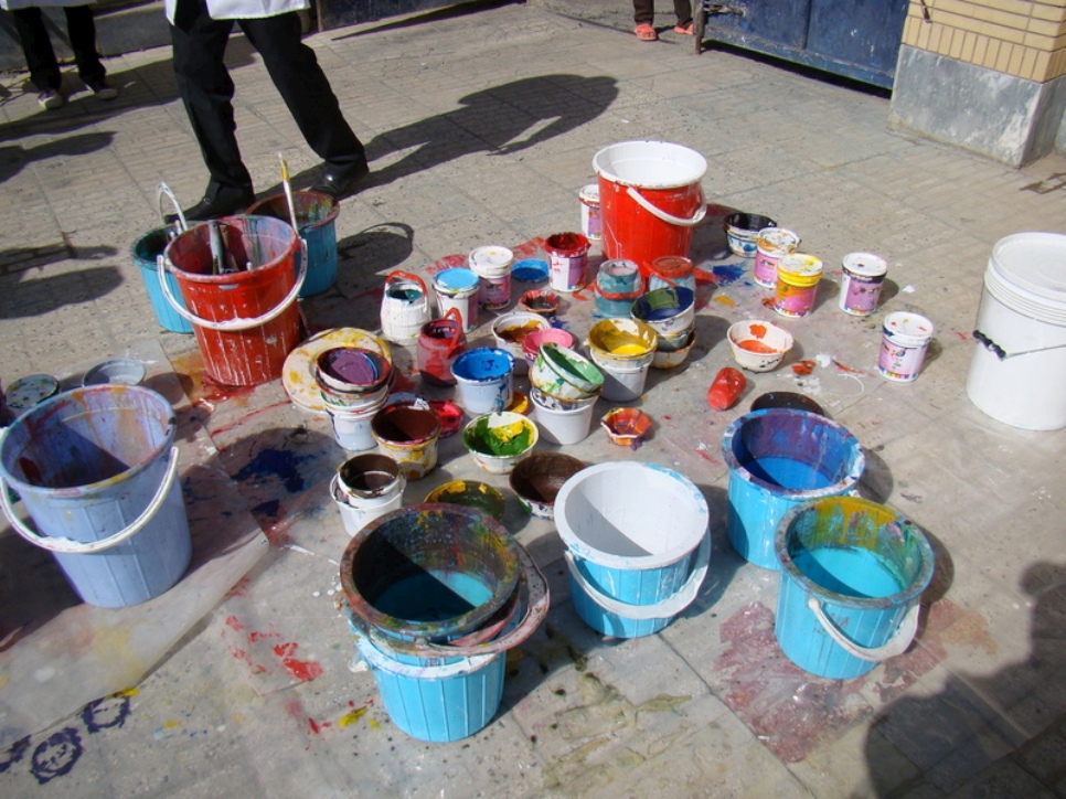 Les pots de peinture sont posés à même le sol dans les rues de Saadi. 