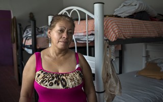 Mercedes, 47 anni, è fuggita dalla violenza in El Salvador con i suoi due figli dopo che le loro vite erano state minacciate. Ora vivono in un alloggio per rifugiati in Messico. Sua figlia è rimasta in El Salvador con la sua famiglia.