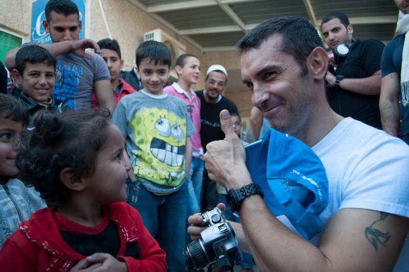 Goodwill Ambassador Jesús Vázquez makes some new young Syrian friends at a registration centre in the Jordanian capital, Amman. 