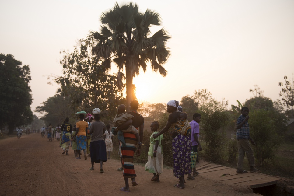 South Sudanese families go back to their Congolese homes, after being registered by UNHCR staff as refugees in DRC.