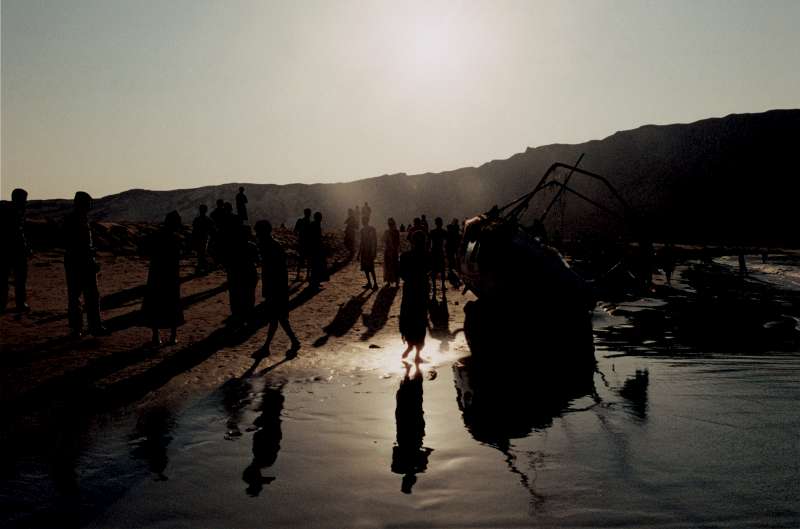 BIR ALI, YEMEN - MAI 2007
Arrivé en pleine nuit après un voyage de 57 heures depuis la Somalie, un groupe de migrants et de réfugiés voit le jour se lever sur une plage de la côte sud du Yémen. Alors qu'ils ne savaient pas nager, des passagers ont été passés par-dessus bord à deux kilomètres du rivage. Sur les 253 passagers, au moins 30 se seraient noyés.
