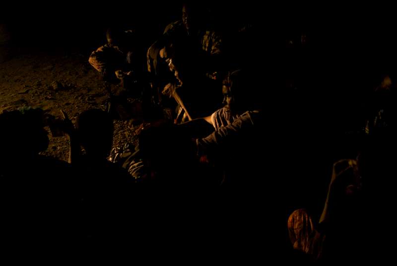 BURUM, YEMEN - MAI 2008
Accroupi sous la roche noire volcanique d'une caverne naturelle, ce groupe de réfugiés somaliens a été découvert plus de quatre heures après avoir débarqué en pleine nuit sur une plage retirée. Escortés par les autorités vers un commissariat de police à Burum, les nouveaux arrivants ont ensuite été conduits en camion à un centre d'accueil dirigé par le HCR.
