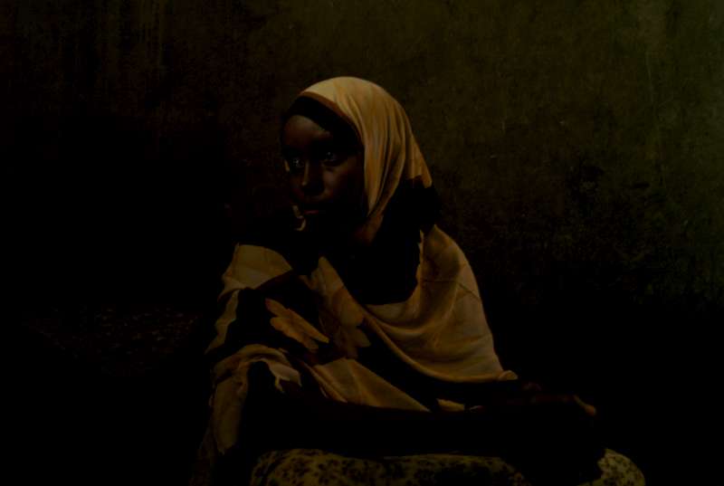 BASATINE, YEMEN- MARS 2008 
Il y a six semaines, Salima, 19 ans, a perdu son bébé Abdi Sallam et le mari qu'elle adorait dans une attaque au mortier contre sa maison à Mogadiscio. N'ayant plus rien à perdre, elle a décidé d'entreprendre le voyage jusqu'au Yémen. Seule et vulnérable, elle est maintenant entre les mains de réseaux de trafiquants et sera probablement réduite à l'esclavage pendant les prochaines années de sa vie pour servir de bonne à tout faire en Arabie Saoudite. 
