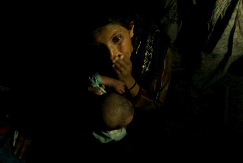 CHAK SHAZHAD, ISLAMABAD- MAI 2009
Serrant son bébé dans ses bras, Ziam, 20 ans, pleure de désespoir en assistant à une « jirga » , ou assemblée, réunissant exclusivement des femmes dans le village de Chak Shazhad. Ayant fui sa maison à Buner après sa destruction par l'armée durant les opérations anti-insurrectionnelles, avec un groupe important de femmes et d'enfants de Swat et de Buner, Ziam vit maintenant dans des conditions de promiscuité dans des familles d'accueil près d'Islamabad. 
