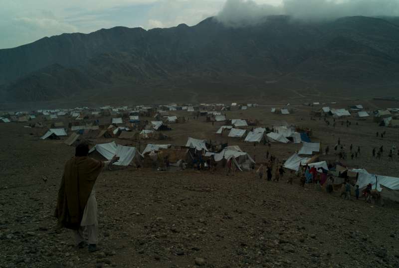 JALALABAD, AFGHANISTAN- JANVIER 2009 
Renvoyés chez eux par la force après plus de 20 ans passés au Pakistan, une communauté d'Afghans qui ont perdu leur maison noyés dans une mer de tentes. Alors qu'ils attendent encore que le gouvernement leur accorde des terres dans leur mère patrie, plus de 4000 réfugiés à « Tangi Three » devront passer leur premier hiver en Afghanistan sous des tentes.
