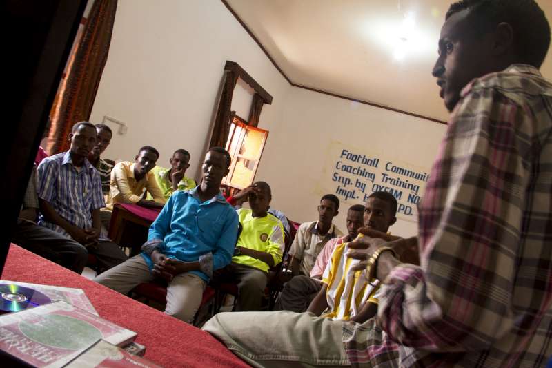 Au Centre d'éducation de Galkayo pour la paix et le développement, ces déplacés internes somaliens assistent à un exposé théorique sur les tactiques de football.