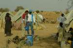 L'ambassadeur de bonne volonté Julien Clerc découvre les conditions de vie des réfugiés soudanais dans le camp de Kounoungo, à l'est du Tchad. 