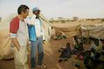 Julien Clerc, ambassadeur de bonne volonté de l'UNHCR, discute avec une famille de réfugiés soudanais dans le camp de Kounoungo, à l'est du tchad, mars 2004. 
