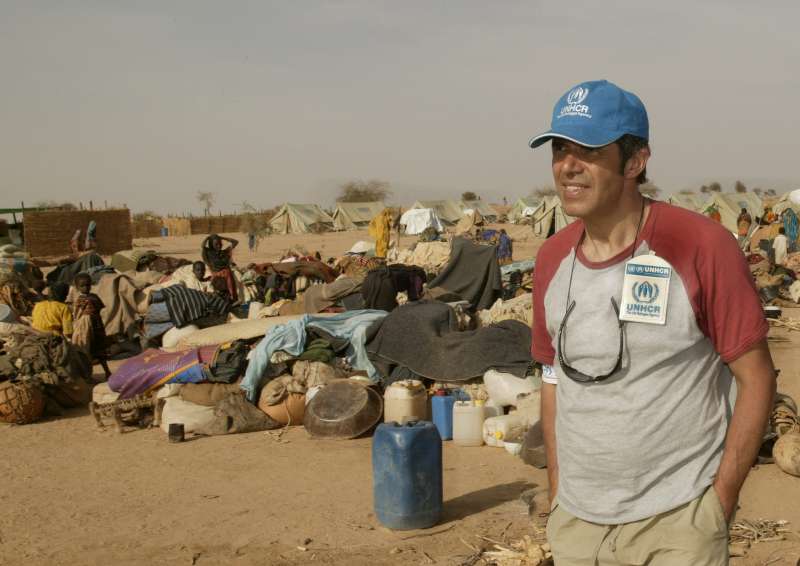Au camp de Kounoungo, Julien Clerc, ambassadeur de bonne volonté de l'UNHCR assiste à l'arrivée d'un convoi de réfugiés soudanais en provenance d'un camp provisoire situé à proximité de la frontière. Mars 2004. 