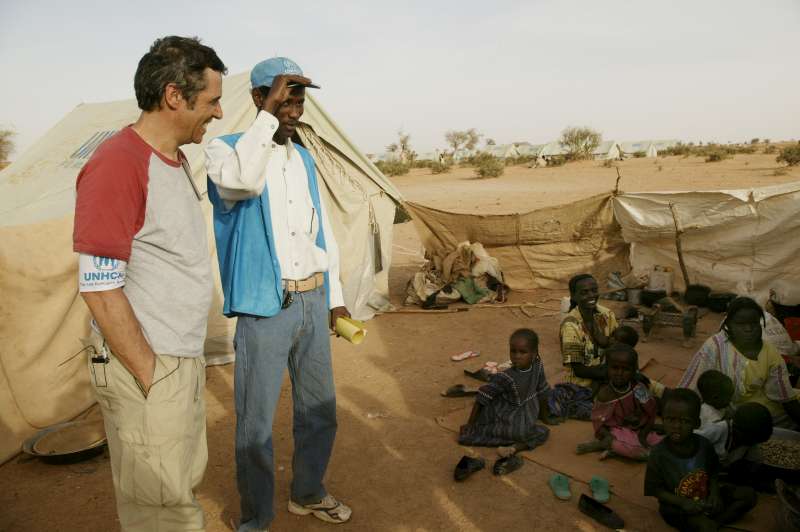 Julien Clerc, ambassadeur de bonne volonté de l'UNHCR, discute avec une famille de réfugiés soudanais dans le camp de Kounoungo, à l'est du tchad, mars 2004. 