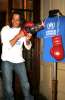 L'ambassadeur de bonne volonté de l'UNHCR Osvaldo Laport photographié avec la paire de gants de boxe portés par Guevara, son personnage dans une célèbre série télévisée. Laport a fait don des gants pour une vente aux enchères en ligne au profit de l'UNHCR en 2006. Mai 2006.