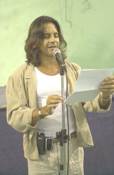 L'ambassadeur de bonne volonté de l'UNHCR Osvaldo Laport lit un poème à des femmes réfugiées, à l'occasion de la Journée mondiale de la femme 2005 en Argentine. Mars 2005.