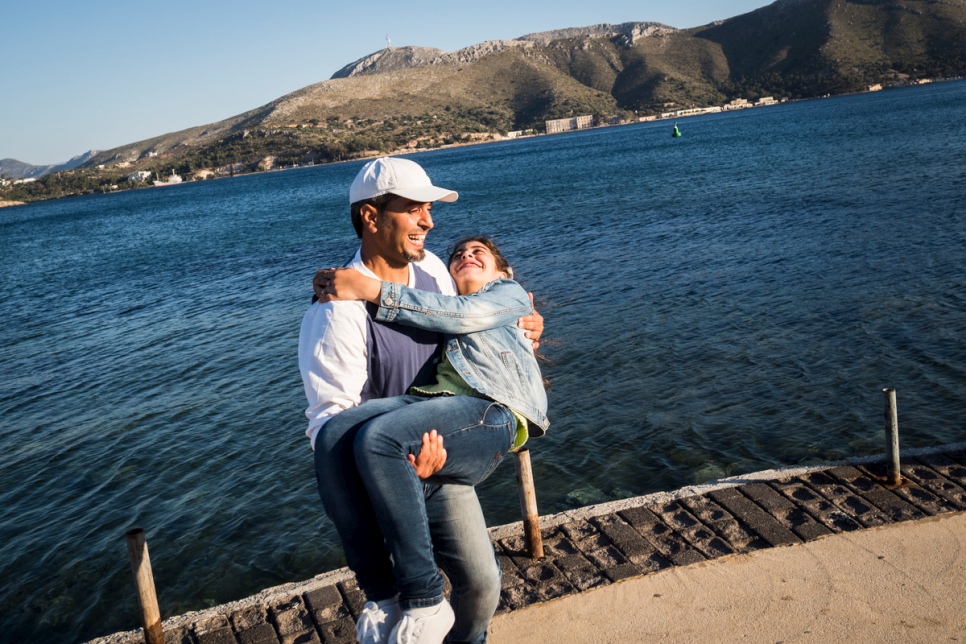 Bachar et Ensaf partagent un bon moment au bord de la mer, tout en attendant que leur demande de regroupement familial soit examinée en Grèce.