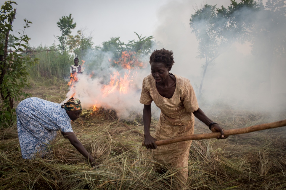 Esther Ojabajon, une réfugiée sud-soudanaise, utilise le feu pour déblayer le lopin de terre qui lui a été remise dans le nord de l'Ouganda, où elle vivra avec sa famille.