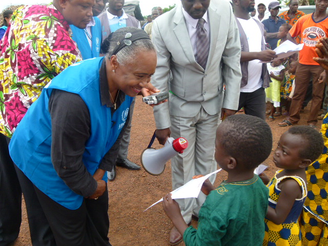 In western Côte d'Ivoire, Barbara Hendricks distributed birth certificates to children in a move to help reduce the risk of statelessness.