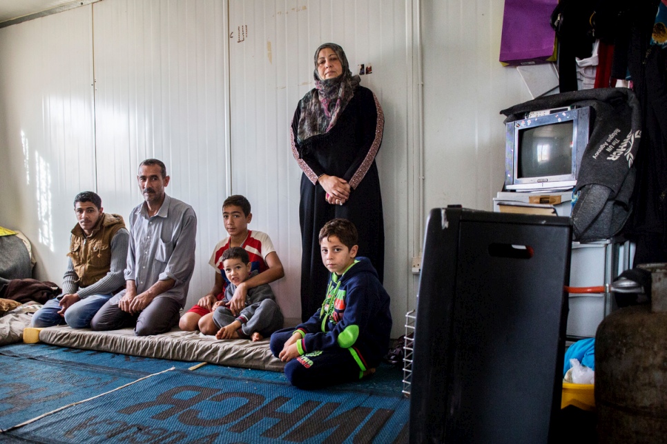 Mohammed Lakash avec sa famille dans leur caravane au camp de réfugiés de Zaatari en Jordanie.  