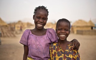 Ibrahim et sa sœur Larama partagent un attachement qui dépasse leurs liens familiaux. Elle lui a sauvé la vie après une violente attaque dans le nord-est du Nigéria. © HCR/H. Caux/2015