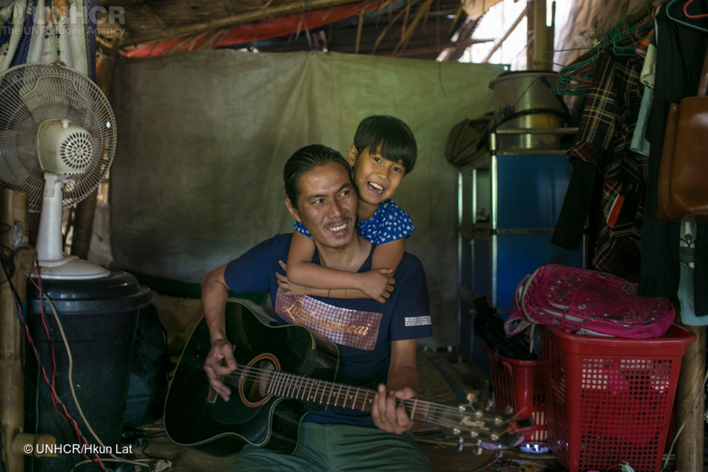 La Htaw Zau Pan suona la chitarra con sua figlia