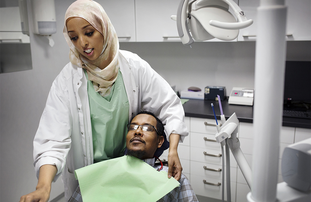 Norway. Swedish Somali dentist uses her experience to help new arrivals to Scandinavia