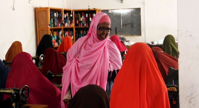 Mama Hawa Aden Mohamed oversees a tailoring class at the Galkayo Education Centre for Peace and Development (GECPD) in Somalia. The seamstresses produce reusable “dignity” kits, consisting of underwear that will be distributed with homemade pads. These are given to displaced women and refugees around Galkayo and further afield. 